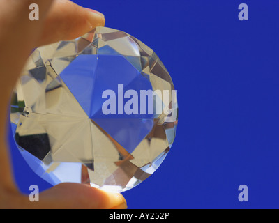 Close-up di mano di una persona in possesso di un diamante Foto Stock