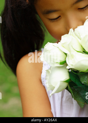 Close-up di una ragazza odore di rose bianche Foto Stock