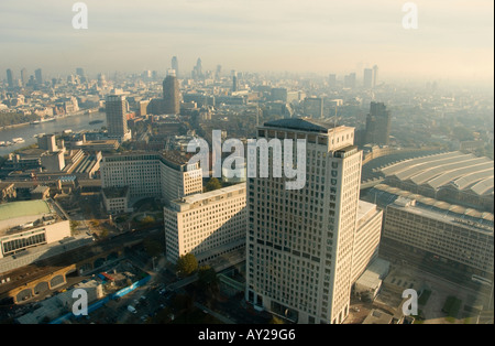 Vista sul centro di Shell e la stazione di Waterloo verso la città di Londra dall'interno del London Eye Foto Stock