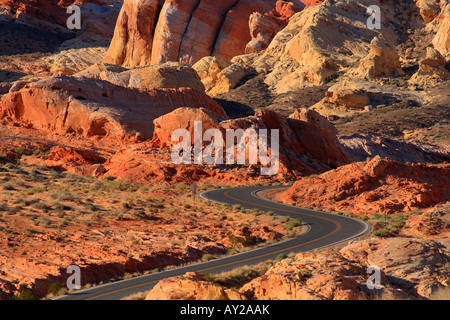 Road, la Valle del Fuoco del parco statale, Nevada, Stati Uniti d'America Mohave Desert Foto Stock