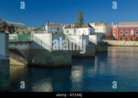 Il Portogallo Algarve Tavira, il ponte medievale sul fiume Gilao Foto Stock