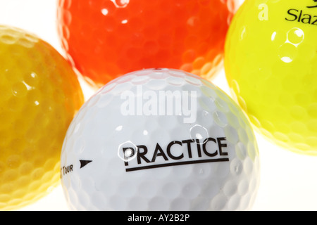 Palline da golf in colori diversi Foto Stock