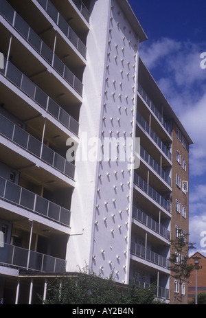 Autorità locale appartamenti costruiti nel dopoguerra in Bermondsey nel sud di Londra. Fine degli anni cinquanta primi anni sessanta periodo blocco Slab Foto Stock