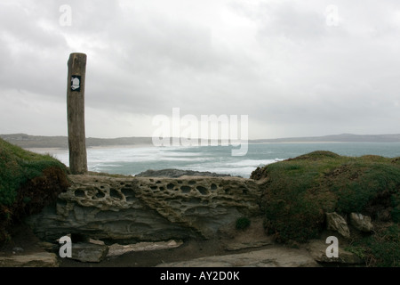 Guardando oltre a St Ives bay da Hayle dune di sabbia vicino a Godrevy con uno stile in primo piano Foto Stock