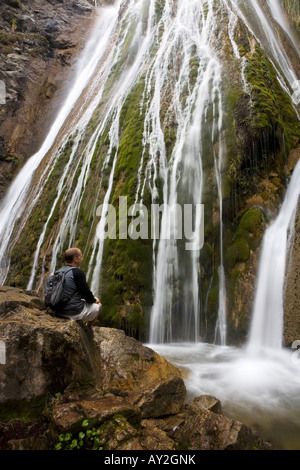 I giovani adulti escursionista rilassante dalla cascata limekiln big sur california usa Foto Stock