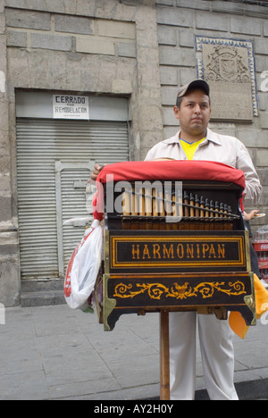 El Nivel la più antica cantina a Città del Messico ha chiuso le porte s. Un organo grinder gioca fuori del bar Foto Stock