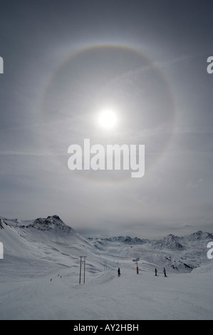 Alone solare sopra gli sciatori nelle Alpi francesi Foto Stock