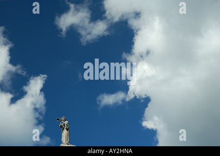 La tromba soffia su muse Clarendon Building in Oxford Inghilterra Foto Stock