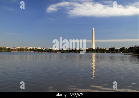 Il Monumento di Washington visto da tutto il bacino di marea di fronte al Franklin Delano Roosevelt Memorial, Washington DC. Foto Stock