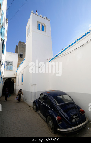 M'sid el Koubba moschea e VW Beetle auto nella medina di Tunisi Tunisia Foto Stock