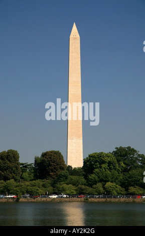 Il Monumento di Washington visto da tutto il bacino di marea di fronte al Franklin Delano Roosevelt Memorial, Washington DC. Foto Stock