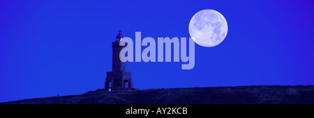 Torre di Darwen autunno con Full Moon Rising Lancs REGNO UNITO Foto Stock