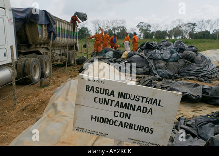 In corrispondenza di un sito di disareazione una ditta privata assunti dalla Pemex ha costruito una struttura di contenimento per i suoli contaminati da petrolio greggio. Foto Stock