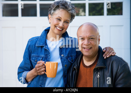 Senior americano africano giovane costeggiata Foto Stock