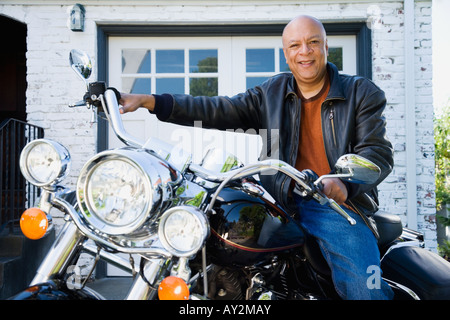 Senior African American uomo seduto sul motociclo Foto Stock