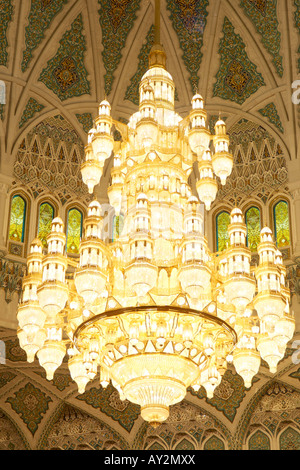 Lampadario all'interno dell'area di preghiera del Sultano Qaboos grande moschea di Muscat, della capitale di Oman. Foto Stock