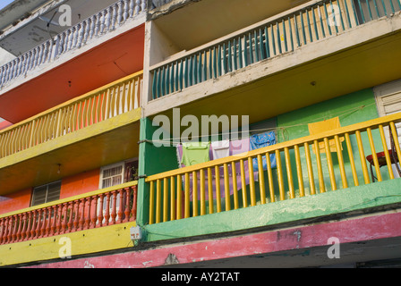 Colorata facciata di un palazzo di appartamenti nel centro storico di Veracruz Foto Stock