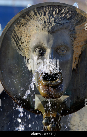 Lo spirito di impresa un bronzo scultura d'acqua da Tom Lomax situato in Piazza centenario a Birmingham in Inghilterra Foto Stock