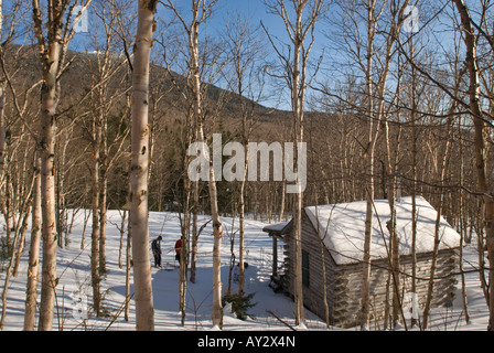 Gli sciatori si prendono una pausa in un log cabin durante una sci backcountry viaggio a Gerusalemme Vermont Foto Stock