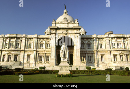 India Calcutta West Bengal Victoria Memorial sud davanti la statua del signore Curzon Foto Stock