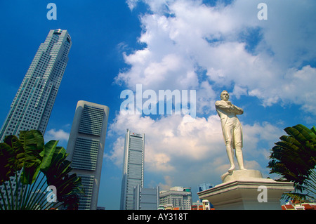 Statua di Sir Stamford Raffles di fronte di grattacieli, Singapore. Foto Stock