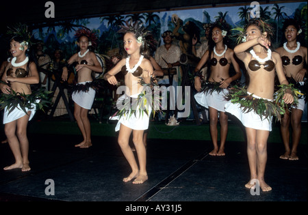 I giovani danzatori di hula a dare una dimostrazione ,Isole Cook Polinesia Foto Stock