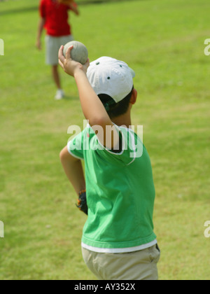 Close-up di un ragazzo giocando cattura con il suo padre Foto Stock