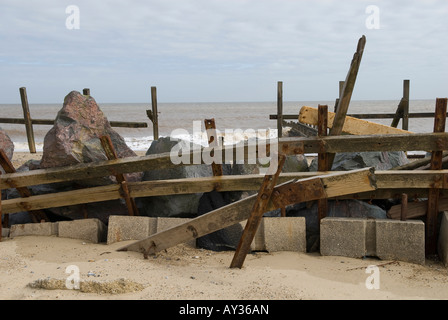 Le difese del mare, happisburgh, Norfolk, Inghilterra Foto Stock