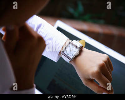 Close-up di un orologio da polso cinese su una imprenditrice la mano Foto Stock