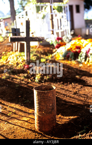 Tombe decorate in cementary del villaggio di Patzcuaro Michoacan Stato Messico Foto Stock