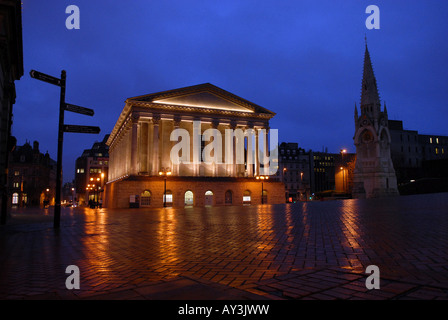 Chamberlain Square e il municipio de Birmingham a Birmingham in Inghilterra durante la notte Foto Stock