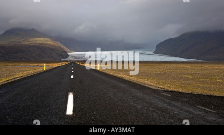 Ring Road (percorso 1) termina con "sotto" un ghiacciaio nel sud dell'Islanda. Foto Stock