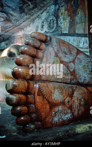 Sri Lanka, Dambulla, Grotta dei templi (I secolo a.C.). Dettaglio dei piedi di un Buddha reclinato in una delle Grotte di Dambulla. Foto Stock