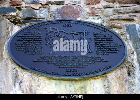 Una lapide commemorativa a Delavine ponte sulla vecchia strada militare nel Parco Nazionale di Cairngorms in Scozia Foto Stock