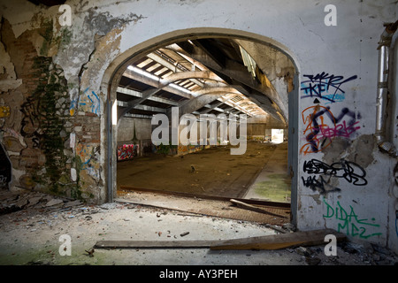 Il magazzino di un sito brownfield fabbrica, a Vichy. Entrepôt d'une usine désaffectée à Vichy. Foto Stock