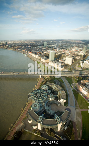 Vista aerea di Dusseldorf con il fiume Reno e il palazzo dei congressi, il Landtag, in primo piano Foto Stock
