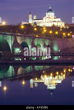 Ponte di Segovia e la cattedrale di Almudena. Vista notturna. Madrid. Spagna. Foto Stock