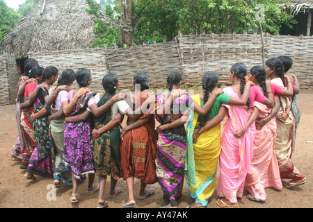 Koya donne tribali di eseguire Laya danza, Andhra Pradesh Foto Stock