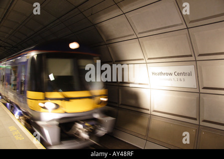 Il treno Heathrow Express tirando in centrale di Heathrow Foto Stock