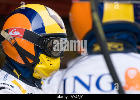 Renault meccanico con un casco e occhiali protettivi durante la Formula 1 sessioni di prove sul Circuito de Catalunya nel febbraio 2008 Foto Stock