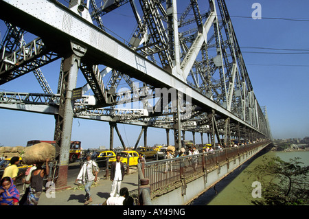 India Bengala Occidentale Calcutta quella di Howrah Bridge mondi più trafficati di 75 000 veicoli al giorno Foto Stock