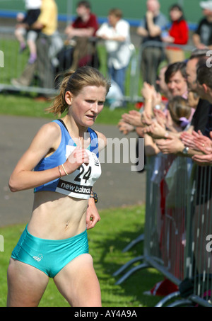 Donne runner concorrenti in gara su strada Foto Stock