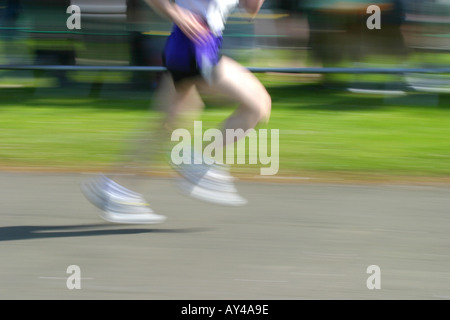 Donne runner concorrenti in gara su strada Foto Stock