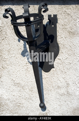 All'aperto, in stile vecchia lampada fuoco stand, montato sulla parete. Foto Stock