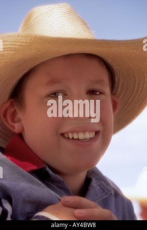 Un sorridente giovane cowboy prende parte al 4 di luglio festeggiamenti in Capitan, Nuovo Messico. Foto Stock