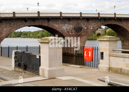 Dh PERTH PERTHSHIRE alluvione promenade della difesa gates e Smeatons ponte fiume Tay paratoie Foto Stock