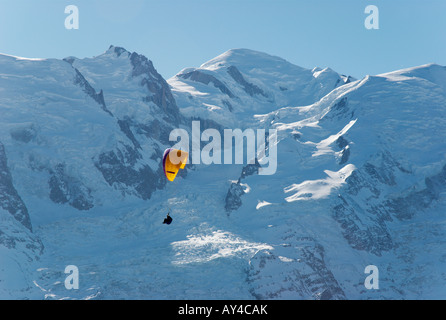 Parapendio volare a Chamonix-Mont Blanc, Francia Foto Stock