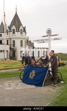 dh JOHN o GROATS CAITHNESS ciclisti gran bretagna giro in bicicletta per le terre fine segno post ogroats segno Scozia National cycle network bicicletta bici Foto Stock