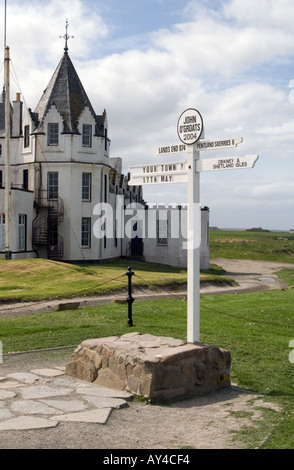 Dh John O Groats CAITHNESS a nord della Scozia John signpost OGroats Inn white hotel murata Foto Stock