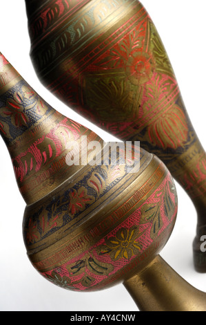 Due alte vintage ottone decorativi vasi di fiore Foto Stock